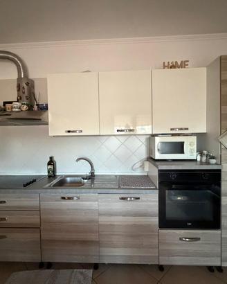 Cucina bianca e effetto legno 330cm