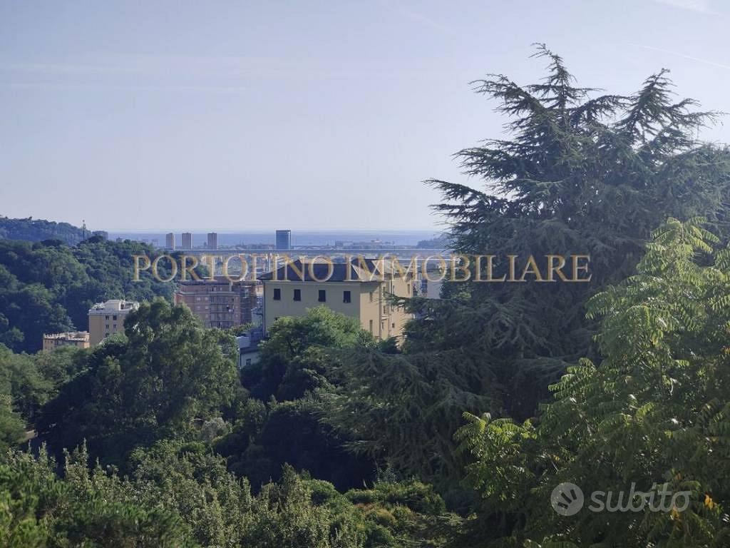 Appartamento di 109 m² con più di 5 locali a Genov