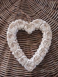 Cuore pensile rivestito di conchiglie