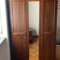 Guardaroba marrone con specchio