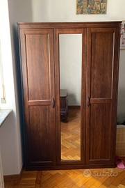 Guardaroba marrone con specchio