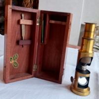 Antico microscopio portatile