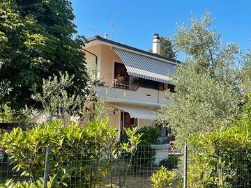 Appartamento in bifamiliare con giardino e terreno