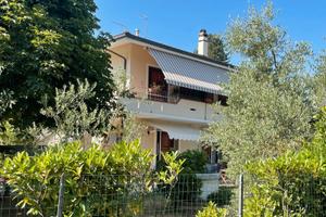 Appartamento in bifamiliare con giardino e terreno