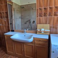 mobile bagno e lavandino con specchio 