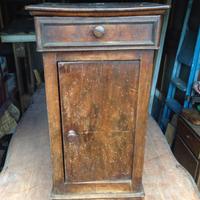 Antico comodino in noce