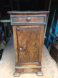 Antico comodino in noce