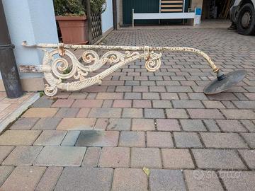 Lampada a braccio in ghisa inizio Novecento