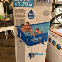 Piscina completa di tanti accessori