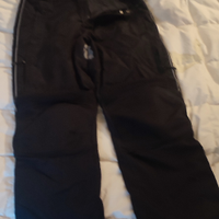 Pantaloni pesanti e antipioggia per moto