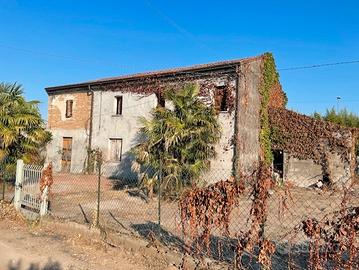 Vecchia bifamiliare con terreno