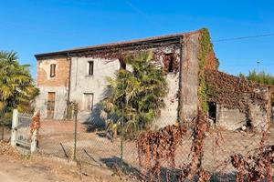 Vecchia bifamiliare con terreno