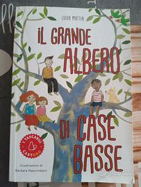 Il grande albero di case basse.