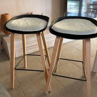 Coppia di sgabelli moderni in stile scandinavo