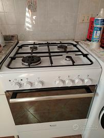 Cucina 4 f. e forno elettrico  Ariston hot point