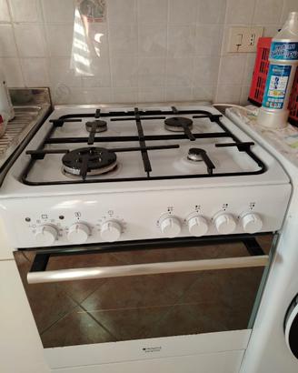 Cucina 4 f. e forno elettrico  Ariston hot point