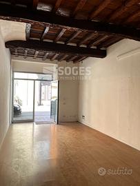 Fondo commerciale centralissimo doppio ingresso