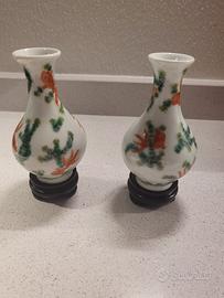 Coppia di vasi in porcellana cinese dipinta a mano