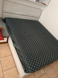 Letto matrimoniale con ripostiglio apribile