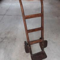 Vecchio carrello trasporto