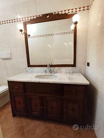 Lavandino in marmo con grande specchio e luci