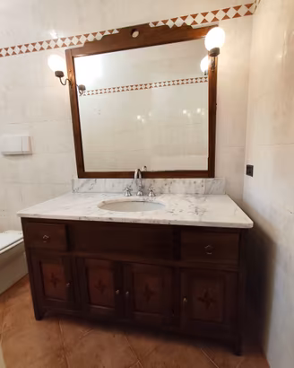 Lavandino in marmo con grande specchio e luci