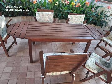 tavolo con  sedie in legno