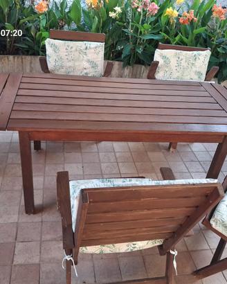 tavolo con  sedie in legno