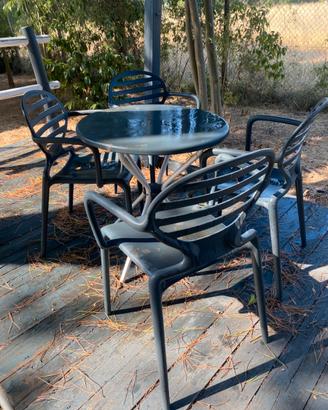 Set tavolo diam. 70 con 4 poltroncine
