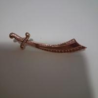 spilla in oro 750  a forma di spada