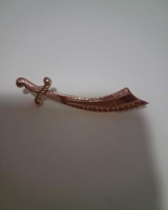 spilla in oro 750  a forma di spada
