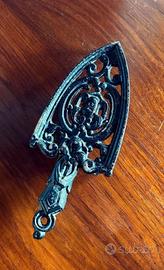 Poggia ferro da stiro in ghisa antico