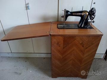 Macchina Antica da Cucire WILMAR su mobile legno