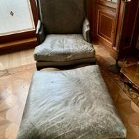 Poltrona e pouff in pelle stampata grigia
