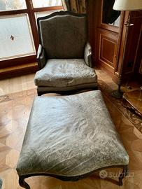 Poltrona e pouff in pelle stampata grigia