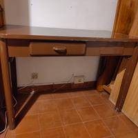 Tavolo da cucina vintage con cassetto