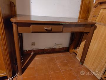 Tavolo da cucina vintage con cassetto