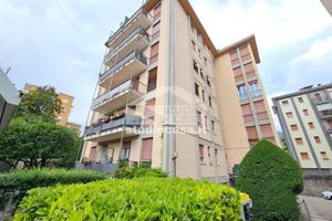 Appartamento di 95 m² con 4 locali e box auto a Ro