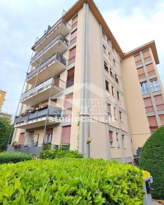 Appartamento di 95 m² con 4 locali e box auto a Ro