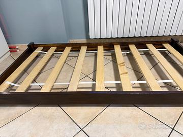 Lettino in legno con doghe