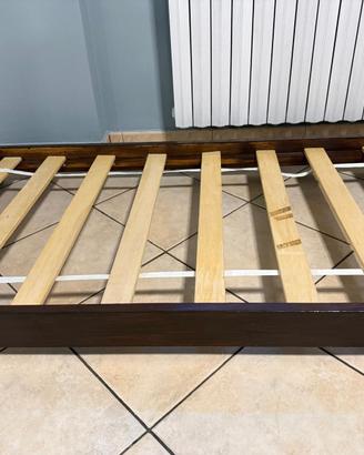 Lettino in legno con doghe