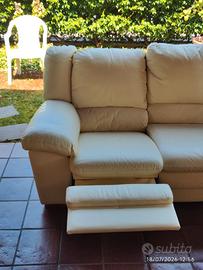 Divano e poltrona in pelle colore beige