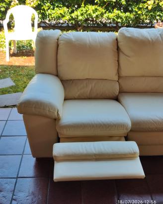 Divano e poltrona in pelle colore beige