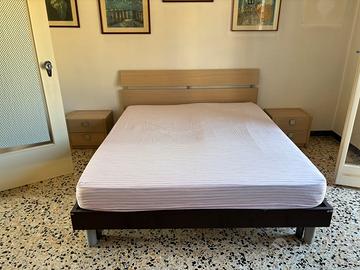 Letto matrimoniale e comodini