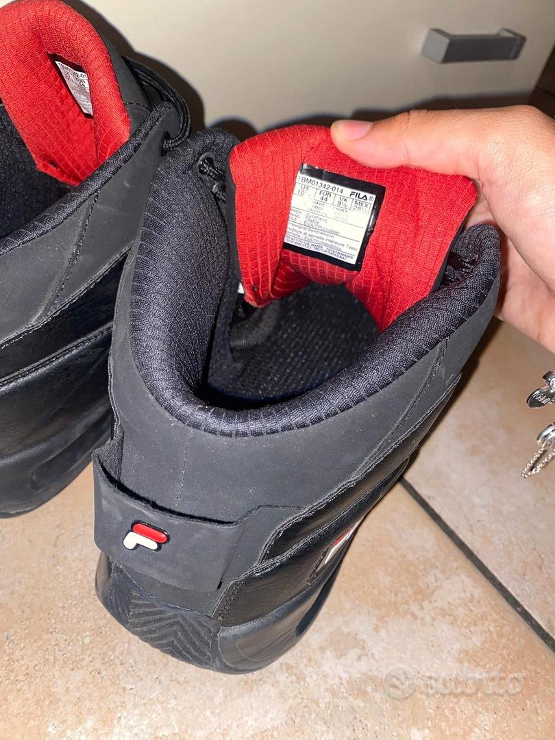 Le fila observen nere