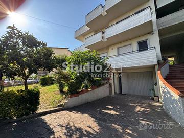 Appartamento di 120 m² con 5 locali e box auto a L