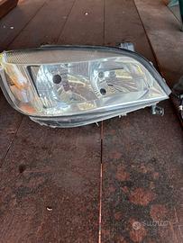 Faro anteriore lato guida