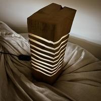 Lampada da tavolo in legno