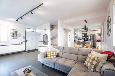 Villa di 300 m² con più di 5 locali e box auto a R