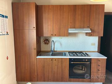 Cucina marrone in 2,5 metri con elettrodomestici.